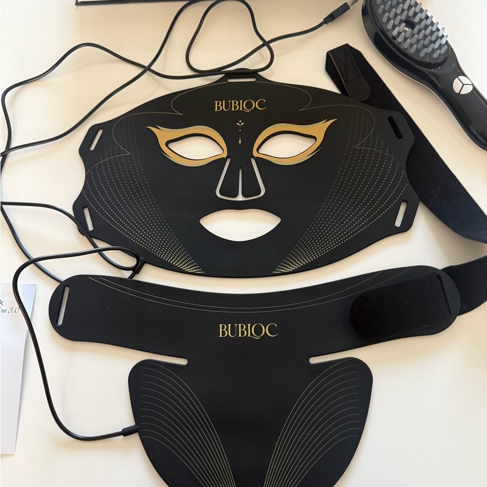 Black and Gold VR Facial Mask